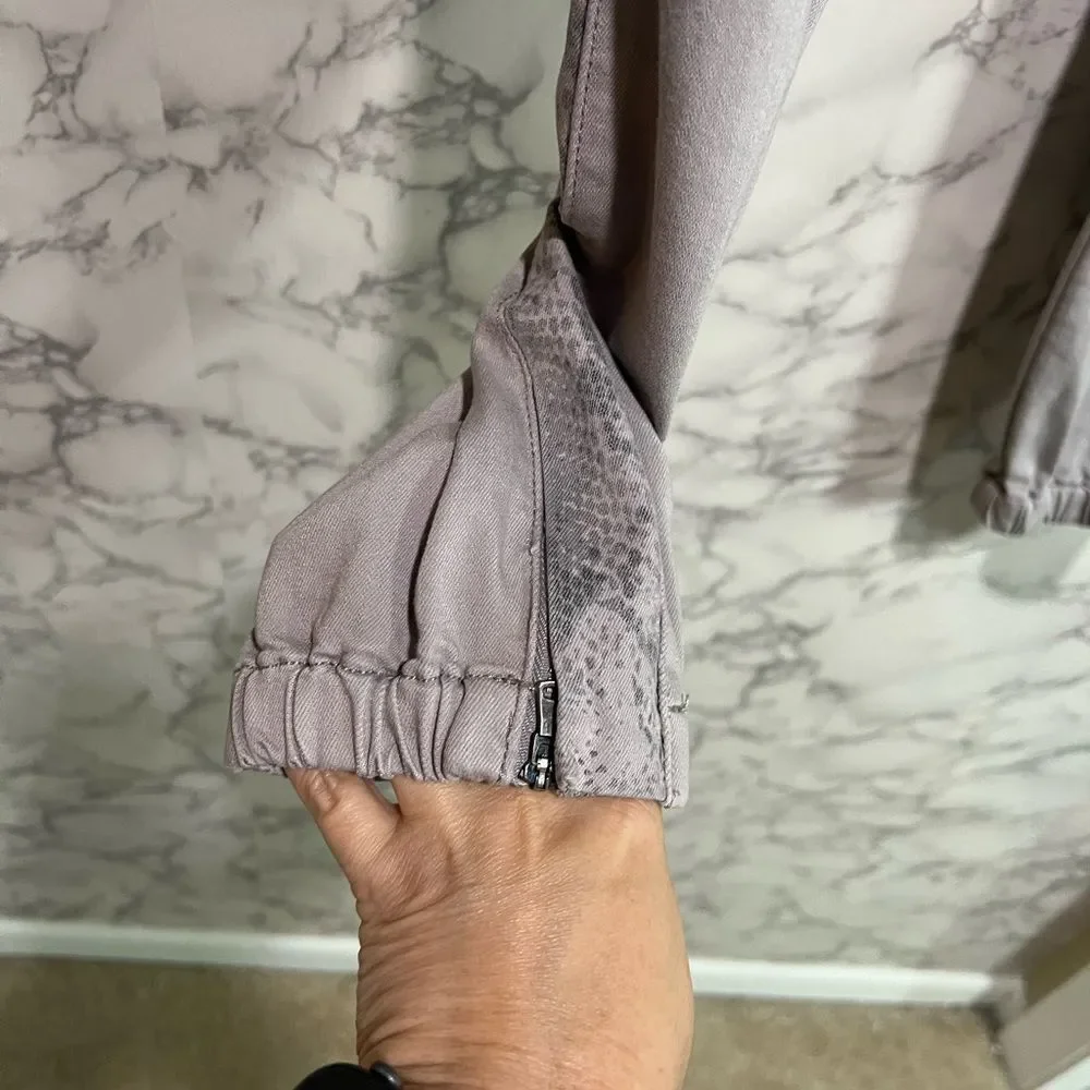 PAIGE Mayslie Jogger Gray Snakeskin Accent Women's Size 28 - Picture 2 of 10